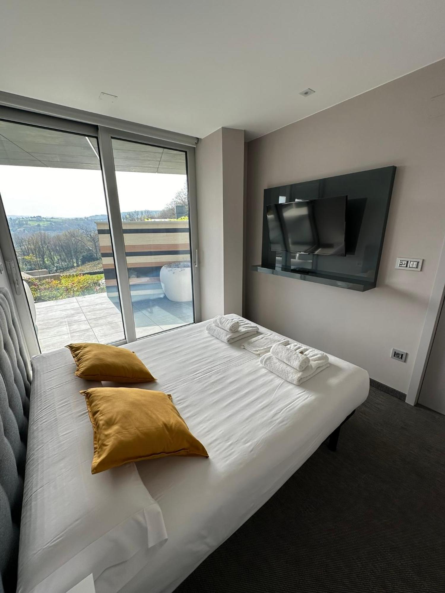 Tres Prismas Exclusive Villa Sarria Buitenkant foto